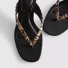 Sandalias de tacón con tiras entre los dedos y estampado animal