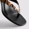 Sandalias de tacón con tiras entre los dedos y estampado animal