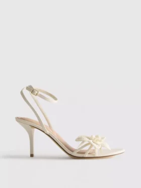 Sandalias de tacón con tiras y flor de ganchillo