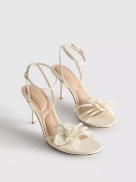 Sandalias de tacón con tiras y flor de ganchillo