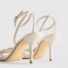 Sandalias de tacón con tiras y flor de ganchillo