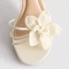 Sandalias de tacón con tiras y flor de ganchillo