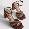Sandalias de tacón con tiras y pedrería
