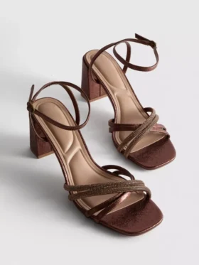 Sandalias de tacón con tiras y pedrería