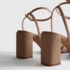 Sandalias de tacón con tiras y pedrería