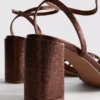 Sandalias de tacón con tiras y pedrería