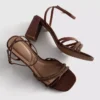 Sandalias de tacón con tiras y pedrería