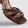 Sandalias de tacón con tiras y pedrería
