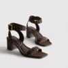 Sandalias de tacón grueso con tachuelas