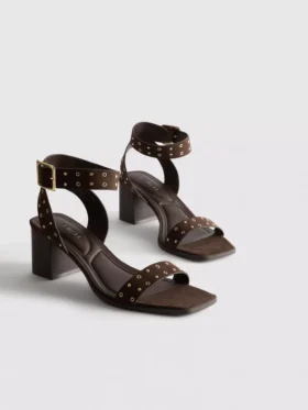 Sandalias de tacón grueso con tachuelas