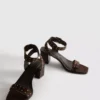 Sandalias de tacón grueso con tachuelas