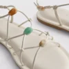 Sandalias de tiras con abalorios