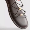 Sandalias de tiras con abalorios