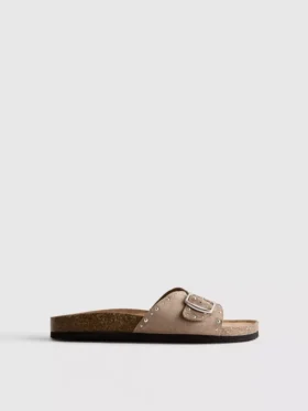 Sandalias de una sola tira con tachuelas