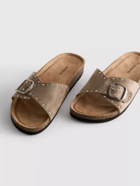 Sandalias de una sola tira con tachuelas