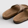 Sandalias de una sola tira con tachuelas