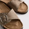 Sandalias de una sola tira con tachuelas