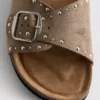 Sandalias de una sola tira con tachuelas