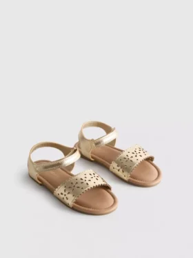 Sandalias metalizadas cortadas con láser