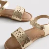 Sandalias metalizadas cortadas con láser
