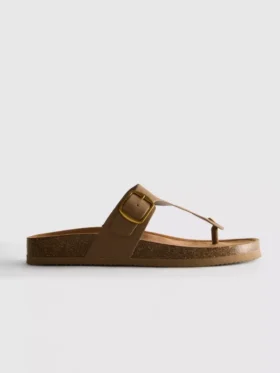Sandalias tipo mule con barra en T y hebilla