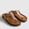 Sandalias tipo mule con barra en T y hebilla