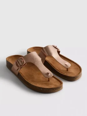 Sandalias tipo mule con barra en T y hebilla