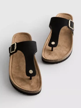 Sandalias tipo mule con barra en T y hebilla