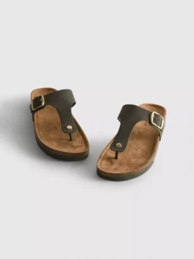 Sandalias tipo mule con barra en T y hebilla