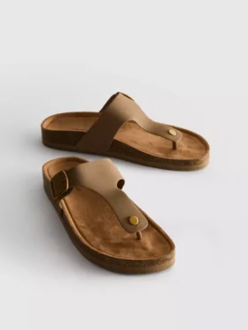 Sandalias tipo mule con barra en T y hebilla