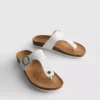 Sandalias tipo mule con barra en T y hebilla