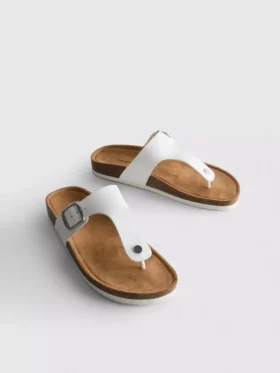 Sandalias tipo mule con barra en T y hebilla
