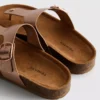 Sandalias tipo mule con barra en T y hebilla