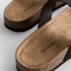 Sandalias tipo mule con barra en T y hebilla