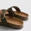 Sandalias tipo mule con barra en T y hebilla