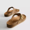 Sandalias tipo mule con barra en T y hebilla