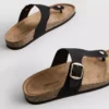 Sandalias tipo mule con barra en T y hebilla