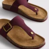 Sandalias tipo mule con barra en T y hebilla