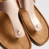 Sandalias tipo mule con barra en T y hebilla