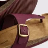 Sandalias tipo mule con barra en T y hebilla