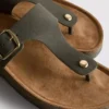 Sandalias tipo mule con barra en T y hebilla