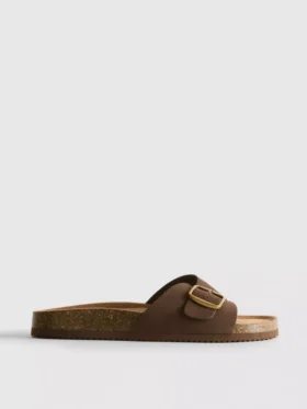 Sandalias tipo mule con correa y hebilla