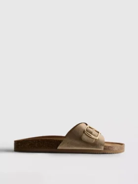 Sandalias tipo mule con correa y hebilla