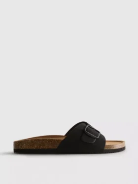 Sandalias tipo mule con correa y hebilla