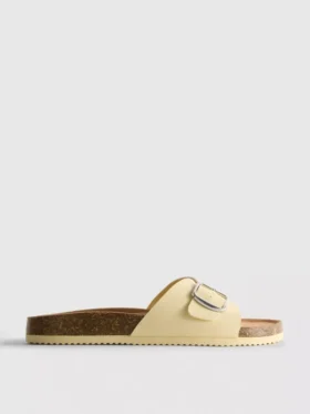 Sandalias tipo mule con correa y hebilla