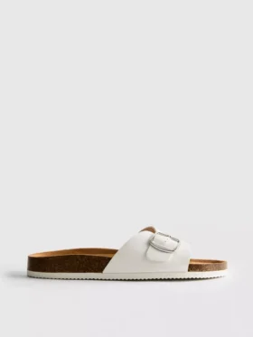Sandalias tipo mule con correa y hebilla