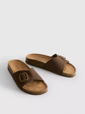 Sandalias tipo mule con correa y hebilla