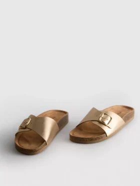 Sandalias tipo mule con correa y hebilla