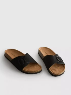 Sandalias tipo mule con correa y hebilla