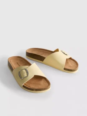 Sandalias tipo mule con correa y hebilla